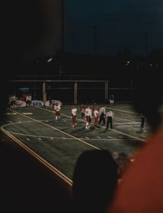 曼联球迷现场助威，球队斗志昂扬